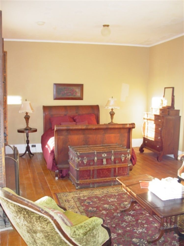 The Historic Hotel Leger Mokelumne Hill Room photo
